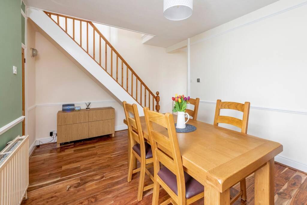באת' Spacious House - 2 Double Rooms - Street Parking - Garden מראה חיצוני תמונה