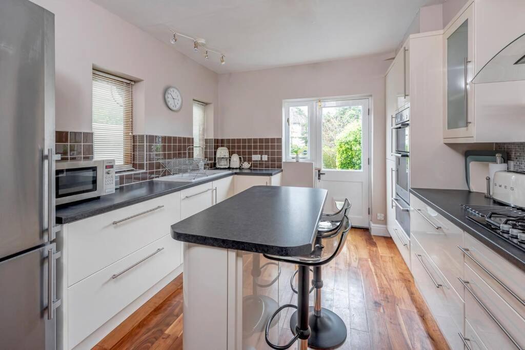 באת' Spacious House - 2 Double Rooms - Street Parking - Garden מראה חיצוני תמונה